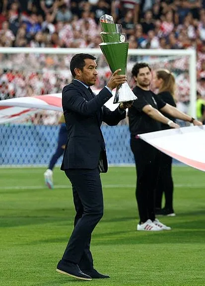 besiktas-teknik-direktorluk-icin-giovanni-van-bronckhorst-ile-anlasma-sagladi-1704314898591.jpeg Beşiktaş, teknik direktörlük için Giovanni van Bronckhorst ile anlaşma sağladı-3