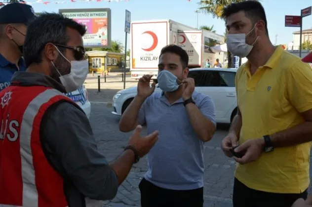 Polis denetimini gören hemen maskesini taktı! Yer: İstanbul
