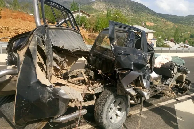 Araç hurdaya döndü! Sürücü sağ çıktı