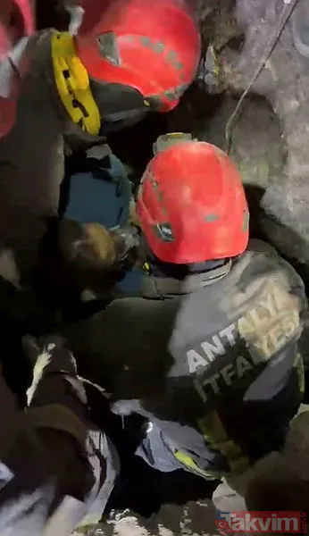 Zeynep Bastık bul kızlarımızı! Deprem enkazından 99 saat sonra çıkan Ayfer Gül Beyaz Gül'le hayata tutundu - 17