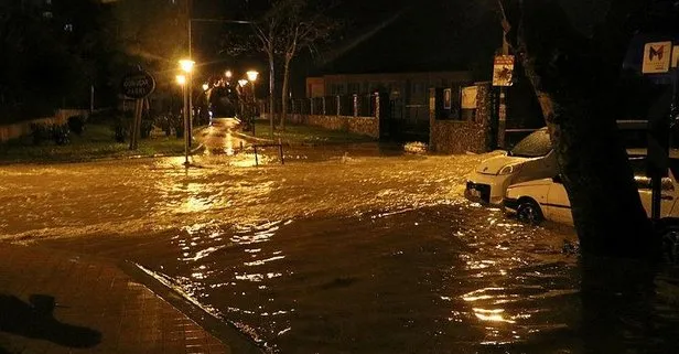 SON DAKİKA: Altyapı yetmeyince İzmir’i yine sel vurdu: Birçok ev ve iş yerini su bastı!