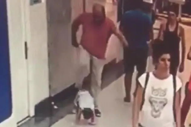 İzmir Balçova'da minik çocuğa acımasız tekme kamerada