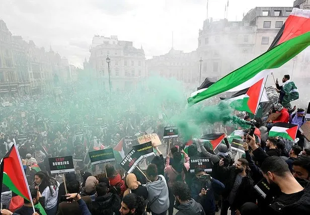 londralilar-filistinin-yaninda-isgalci-teroristlere-karsi-protesto-israil-bayragi-yaktilar-1621706308587.jpeg