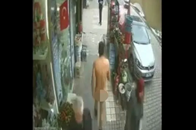 Bursa'da sokakta çıplak yürüyen adam olay yarattı