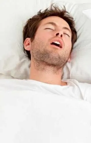 Büyük bademcik horlatıyor