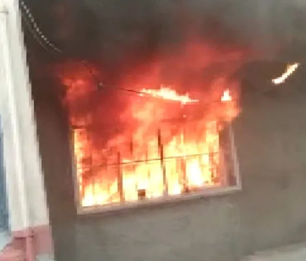 yanginda-mahsur-kalanlar-kamyonetle-iste-boyle-kurtardi-1651239005887.jpg Yangında mahsur kalanlar kamyonetle işte böyle kurtardı-8