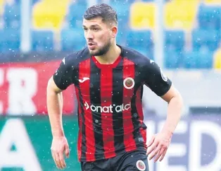 Dört büyükleri peşine taktı