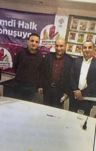 CHP'li Şişli Belediye Başkan Yardımcısı Cihan Yavuz'un PKK paçavrası önünde fotoğrafı ortaya çıktı