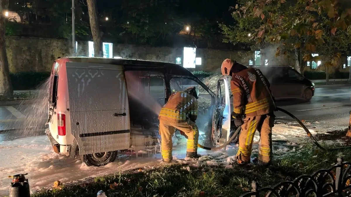 Beşiktaş'ta gece yarısı korku dolu anlar: Seyir halindeki araç alev alev yandı!