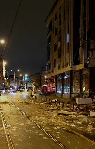 İstanbul'da facia ucuz atlatıldı! Ortalık savaş alanına döndü