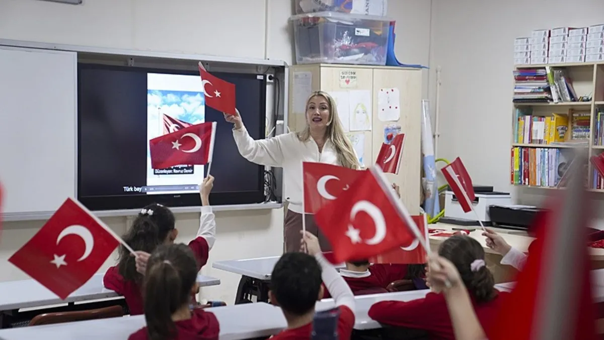 Okullarda eğitim öğretim yılının ikinci dönemi 81 ilde bayrak sevgisiyle başladı