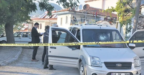 'Dur' ihtarına uymayan alkollü sürücü, aracın önüne atlayan polisi 2 kilometre kaputta taşıdı