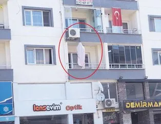 Suç makinesi kendisini evinin balkonuna astı