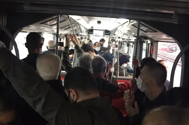CHP'li Ekrem İmamoğlu yönetimindeki İBB yine çuvalladı! Metrobüsler hınca hınç doldu, nefes bile alınmadı