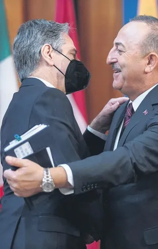 Rusya korkusundan NATO'ya girmeye çalışan terörist misafirhanesi İsveç'e Türkiye freni