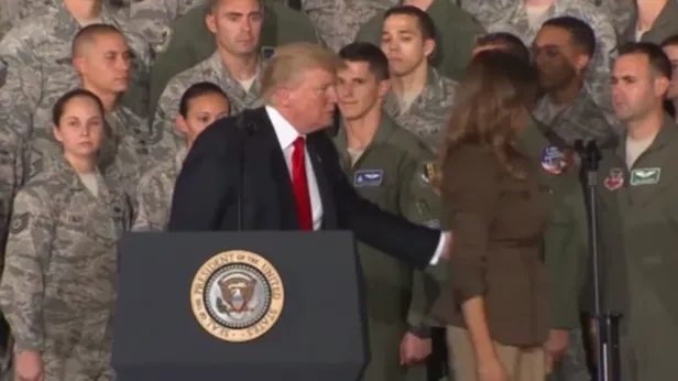 Trump'tan ilginç hareket: Eşinin önce elini sıktı..-3