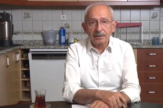 Kemal Kılıçdaroğlu yine mutfak mizanseni yaparak boş vaatlerde bulundu! Vatandaşlara 'araba almayın' çağrısı yaptı! "Önce verdiğiniz sözleri tutun"