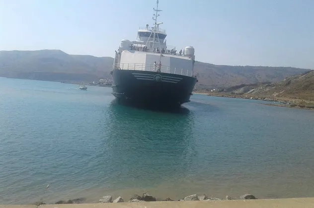 Gökçeada'da feribot karaya oturdu