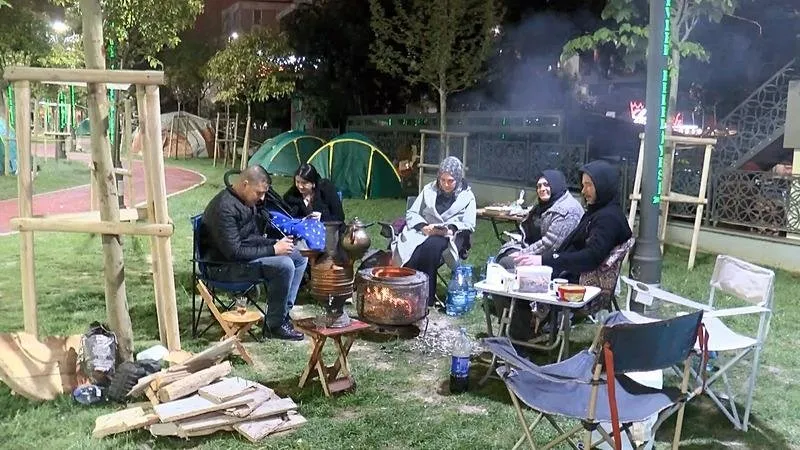 Bazı vatandaşlar dün geceyi parklarda geçirdi. (DHA)