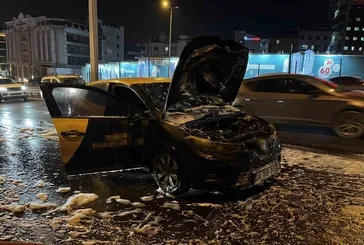 Beylikdüzü E-5 Karayolunda seyir halindeki araç alev alev yandı!