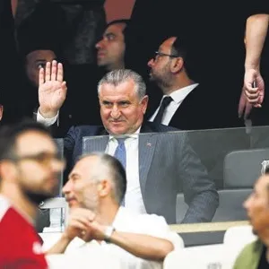 Bakan Bak da maçı takip etti