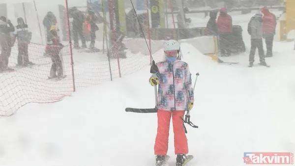 Uludağ doldu taştı! Yoğun sis ve tipiye rağmen kayak severler akın etti - 8