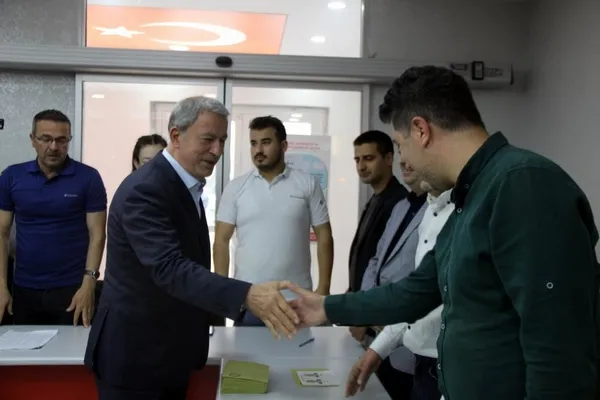 milli-savunma-bakani-hulusi-akar-oyunu-kullandi-1685276752389.jpg Milli Savunma Bakanı Hulusi Akar oyunu kullandı-2