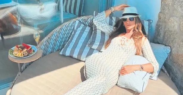 Mikonos’ta yan gelip yattı