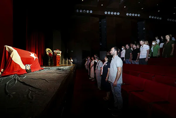 SON DAKİKA: Türk tiyatrosunun son temsilcilerinden Rauf Altıntak'a veda... Türk bayrağına sarılı tabutu alkışlarla uğurlandı-2
