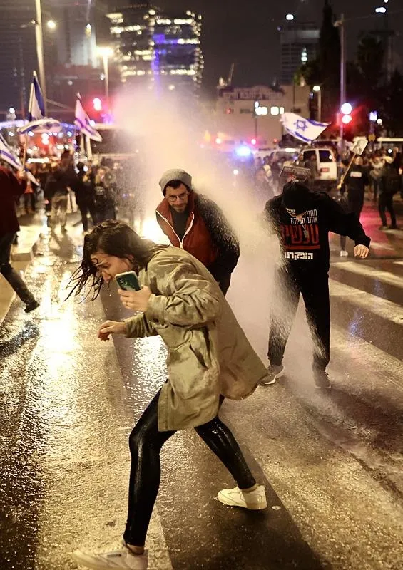 israilde-yuzlerce-kisi-katil-netanyahunun-istifasi-icin-toplandi-herkes-biliyor-ki-sen-suclusun-1708810071618.jpeg İsrail'de yüzlerce kişi katil Netanyahu'nun istifası için toplandı: Herkes biliyor ki sen suçlusun-7