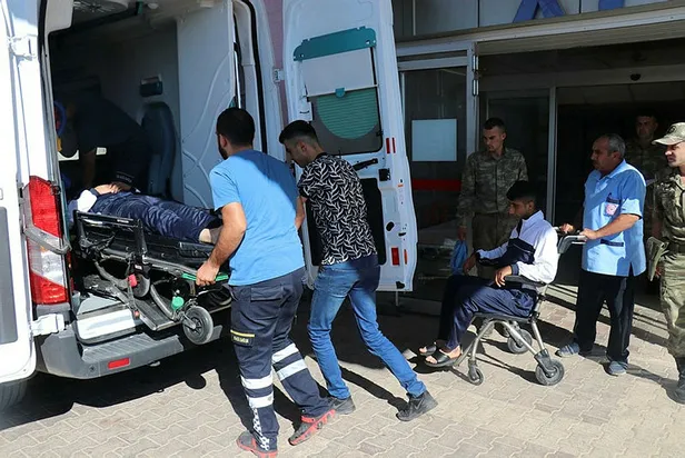 Son dakika: Sınırda askeri araç devrildi: 2 yaralı!-1