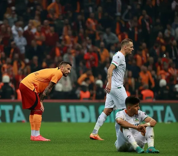 galatasaray-iki-farkli-one-gectigi-macta-alanyaya-takildi-1666570224165.jpeg