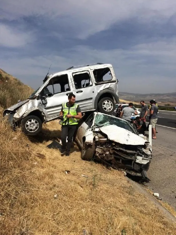 Gaziantep'te feci kaza! Otomobilin üzerine çıktı-2