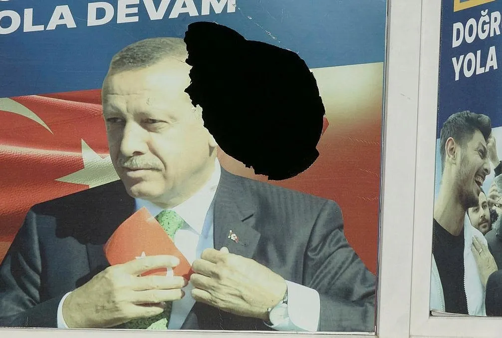 AK Parti seçim ofisine taşlı saldırı!