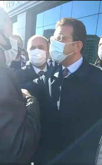 son-dakika-ekrem-imamoglu-kendisini-protesto-eden-taksicilerin-uzerine-yurudu-videolari-sildirmeye-calisti-1606394771300.jpg