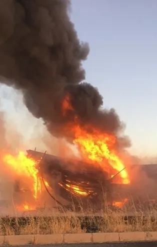 Boru yüklü kamyon alevlere teslim oldu