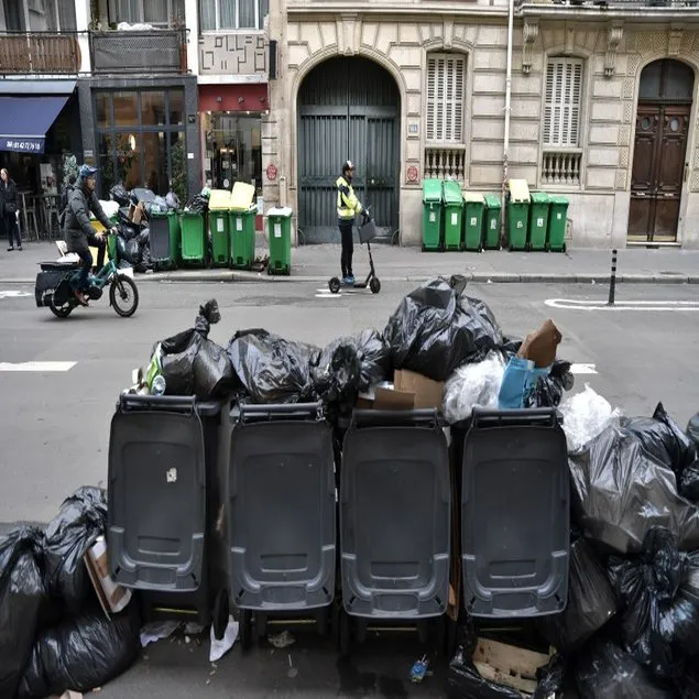 Paris’i çöp bastı