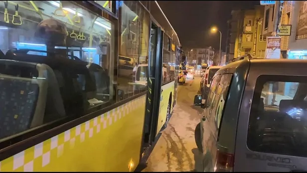 iett-otobusu-yayaya-carpti-o-anlar-kamerada-1672815016749.jpeg İETT otobüsü yayaya çarptı: O anlar kamerada-4