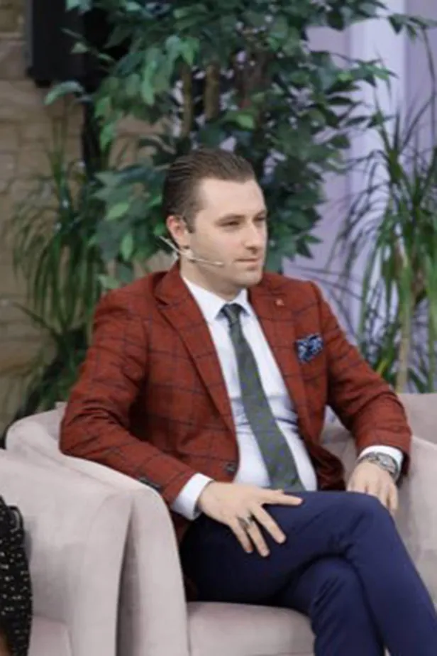 esra-erol-avukat-ahmet-kuran-kimdir-kac-yasinda-esi-kim-avukat-ahmet-kuran-ve-hulya-kuran-akraba-mi-1631806945861.jpg Avukat Ahmet Kuran ve Hülya Kuran akraba mı? Esra Erol Avukat Ahmet Kuran kimdir, kaç yaşında, eşi kim?-1