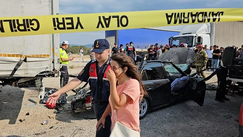 Park halindeki TIR’ın dorsesinin altına giren otomobildeki 2 kişi öldü! Bursa'daki korkunç kaza kamerada-3