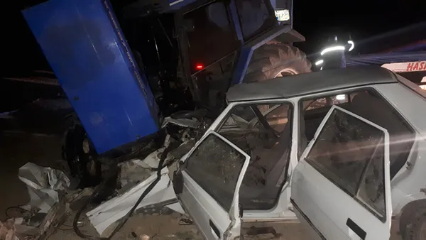 aksarayda-otomobil-ile-traktor-carpisti-1-olu-1-yarali-1635539986638.jpg Aksaray'da otomobil ile traktör çarpıştı: 1 ölü 1 yaralı-2