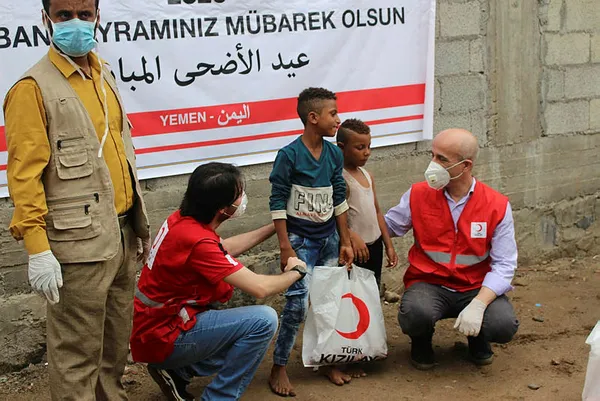 turk-kizilay-yemende-muhtac-olan-13-bin-aileye-kurban-eti-dagitiyor-1596231729617.jpg
