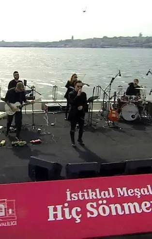 Ünlü sanatçı Emre Aydın, Kız Kulesi'nde 19 Mayıs'a özel konser verdi