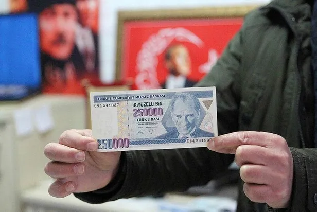 Atatürk'ün yüzüne damla gibi yansıyan basım hatalı banknotu 17 yıldır saklıyordu! 250 bin TL'ye satacak-1