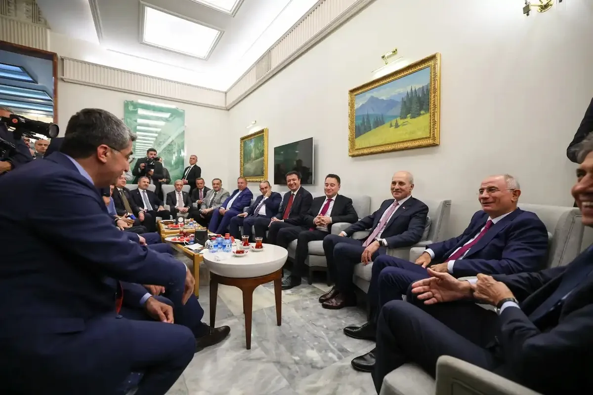 1786399332622.jpeg Kurtulmuş tarihi oylama sonrası parti liderleriyle bir araya geldi-3