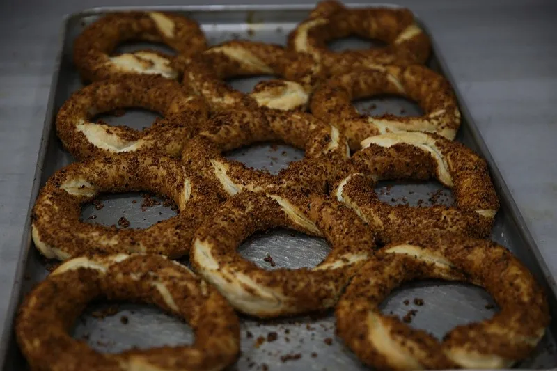 orduda-hamsili-simit-uretildi-altinordu-firinci-1789917793106.jpeg Müşterilerden olumlu geri dönüş alan hamsili simidin tadı, hamsili pilava benzetildi.