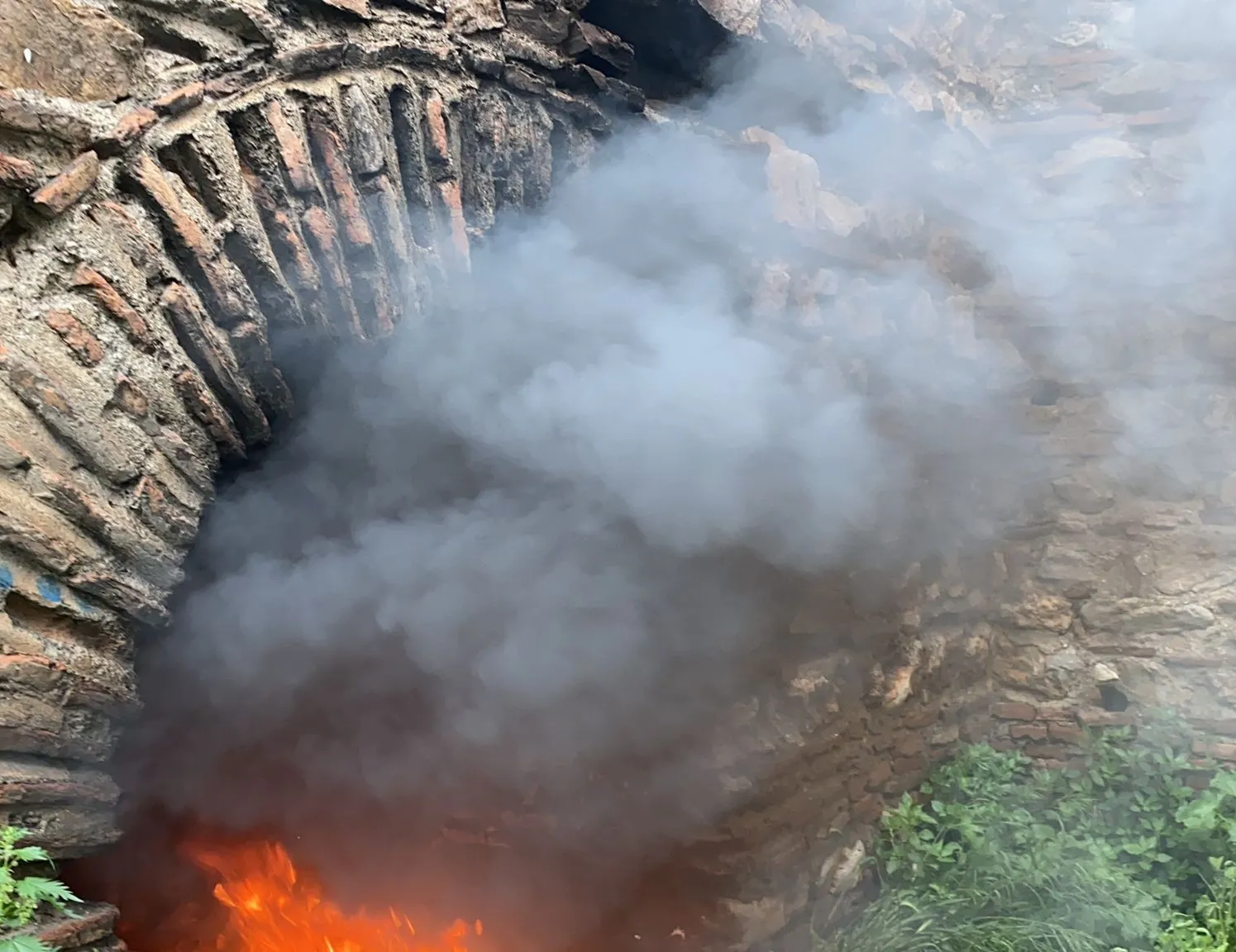 Tinerciler Bursa’nın tarihi surlarını yaktı