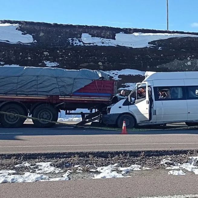 Öğrenci servisi TIR’a arkadan çarptı!