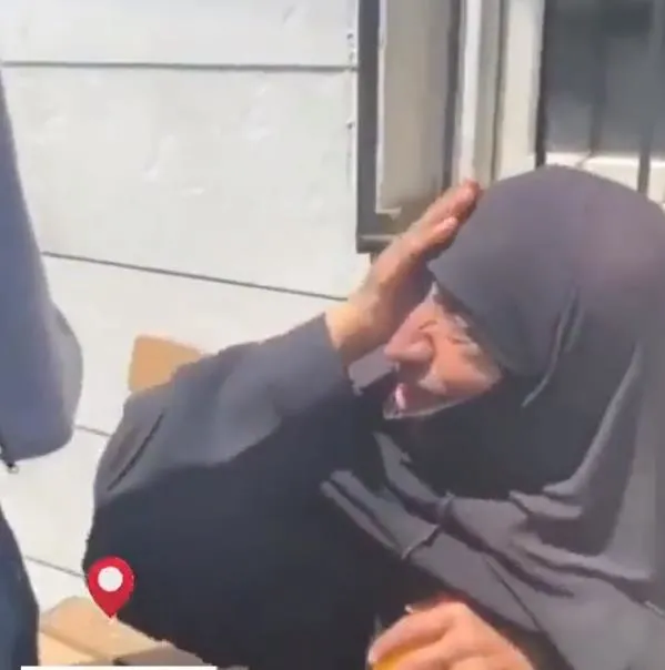 suriye-uyruklu-70-yasindaki-teyzenin-suratina-tekme-atan-sakir-cakir-gozaltina-alindi-1653938020243.jpeg İnsanlık dışı tekme! Suriye uyruklu 70 yaşındaki teyzenin suratına tekme atan Şakir Çakır adliyeye sevk edildi-6