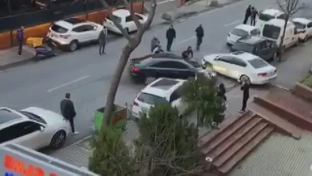 Sosyal medya bu görüntüyü konuşuyor! İstanbul'da inanılmaz olay: Kimseye aldırmadı, defalarca çarptı-2
